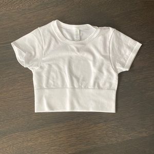 AMERICAN EAGAL WHITE TIGHT CROPPED BASIC SHIRT SIZE SMALL